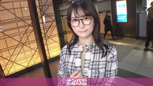 マジ軟派、初撮。 2191 イチゴをエサにメガネが似合う色白の真面目系素人をナンパ！見た目に反して不倫経験あり！パンツの下はアナルまでビッチリの剛毛！ 200GANA 3242