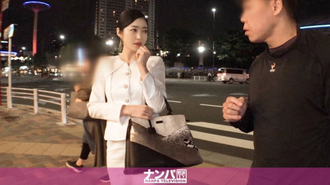 マジ軟派、初撮。 1352 セックスレスで欲求不満な美人奥様がナンパ師のテクニックで発情！『ダメです！！』と拒否しながらも体は本能に抗えずに本番突入！！手マンでビッショビショ潮吹きして悶えまくる姿は必 200GANA 2097