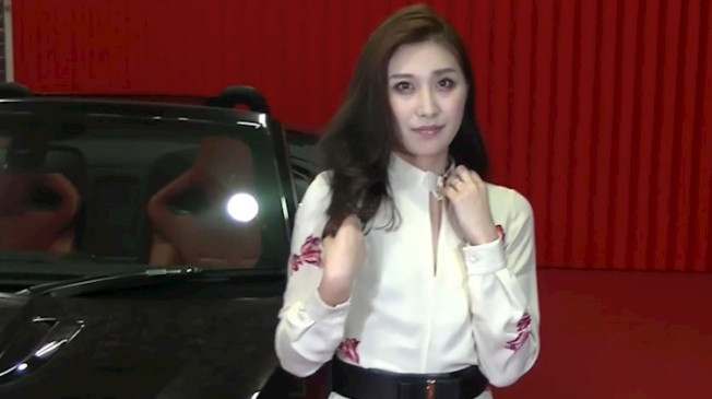 車模在跑車前拍攝自慰照後再被攝影師插入