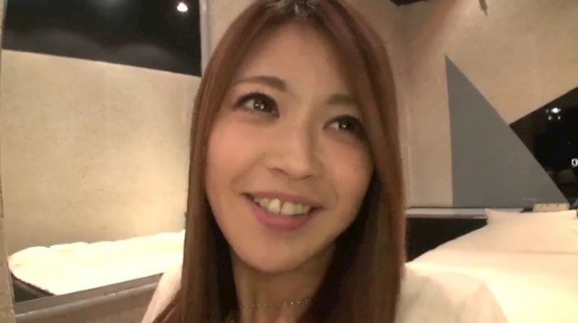 跟漂亮的熟女在旅館裡一邊看A片一邊做愛還中出她